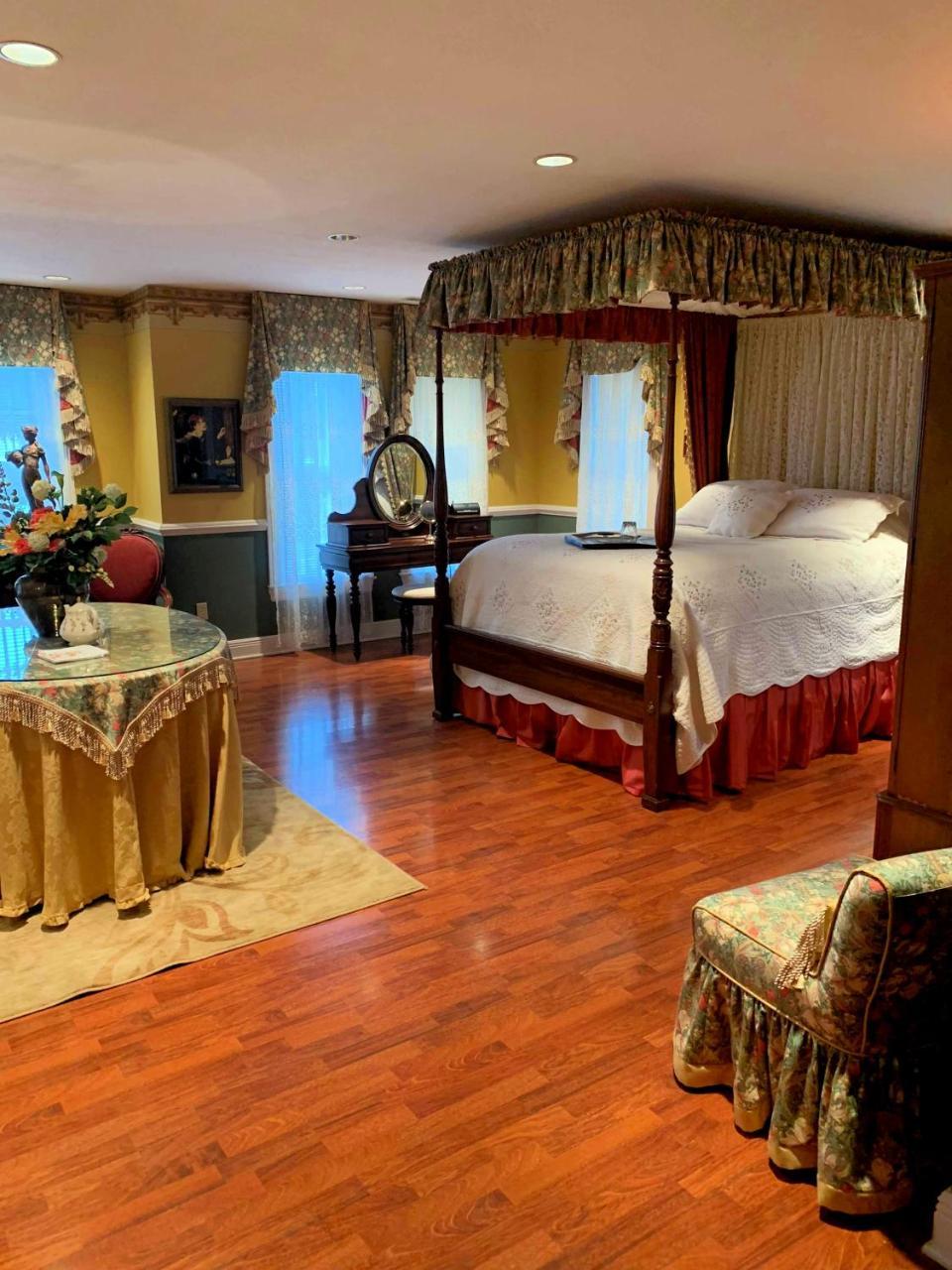 The Lake Manor Bed & Breakfast Morgantown Exterior photo