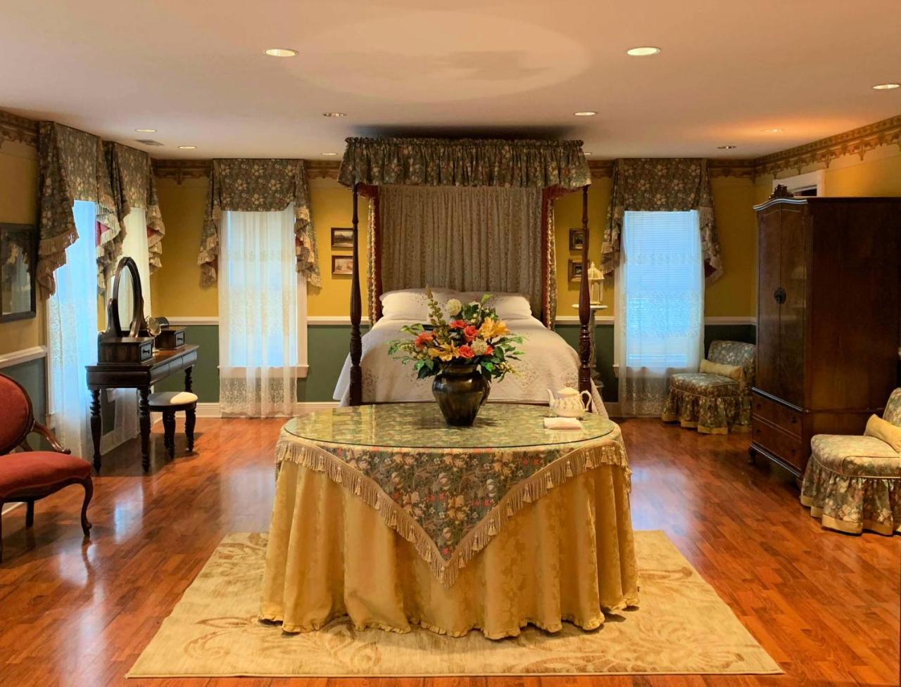 The Lake Manor Bed & Breakfast Morgantown Exterior photo